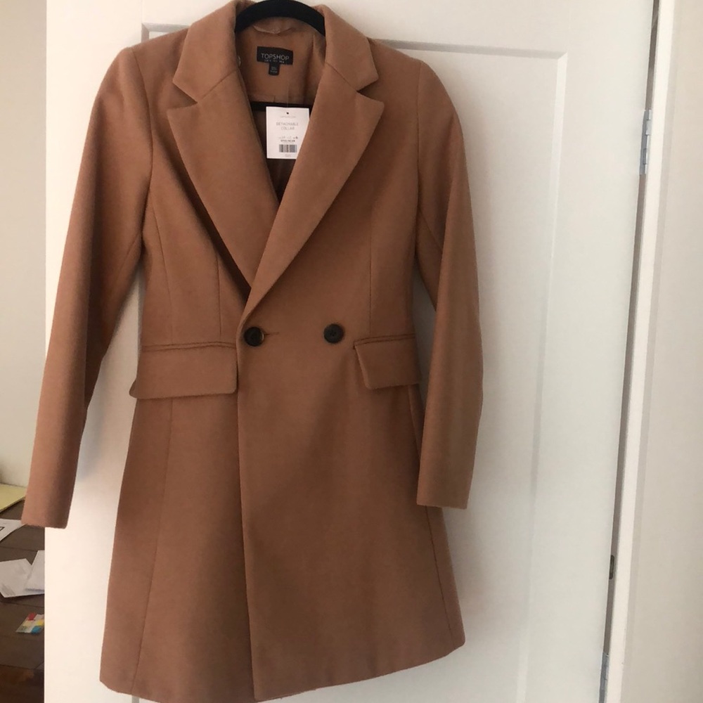 Topcoat with detachable fur collar.